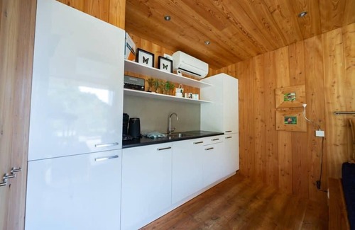 Otterlo House | Chalet with living room/bedroom, 1 bathroom and aircon