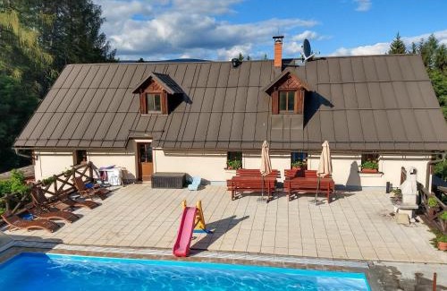 Vrchlabi Ski Chalet | Chalupa Barborka - Národní park Krkonoše, sauna, bazén, dětské hřiště, gril, 6 pokojů, kuchyň, společenská místnost s krbem