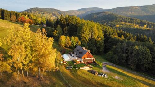 Vrchlabi Ski Chalet | Chalupa Barborka - Národní park Krkonoše, sauna, bazén, dětské hřiště, gril, 6 pokojů, kuchyň, společenská místnost s krbem