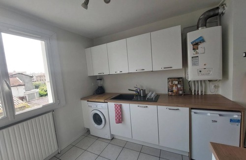 Vaulx-en-Velin Bed & Breakfast | Chambre à 10min du Grand Parc Miribel Dans un Appartement Tout Équipé