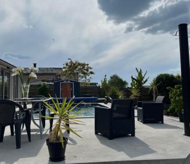 Yves Bed & Breakfast | Chambre avec vue sur le marais et la piscine