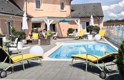 Monthureux-sur-Saone Bed & Breakfast | Chambre d'hôtes de charme avec piscine terrasse et vue sur les prairies