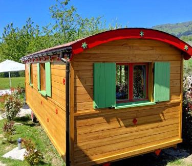 Villy-le-Bouveret Bed & Breakfast | Chambre d'hôte dans Roulotte aménagée tout confort Kitchenette SDB La Fée Favie