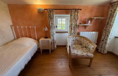 La Celle-sous-Gouzon Bed & Breakfast | Chambre d'hôtes Les Bleuets