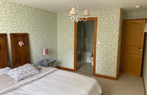 Neuville-au-Plain Bed & Breakfast | Chambre de Rose - Le Refuge des Parachutistes - en bordure du marais