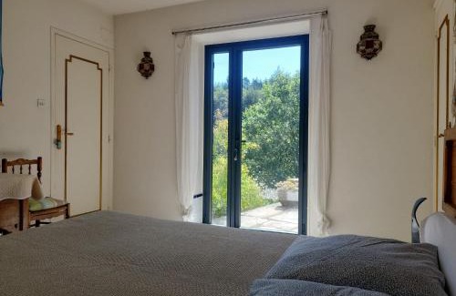 Saint-Vincent-d'Olargues House | Chambre et terrasse dans une ancienne bergerie