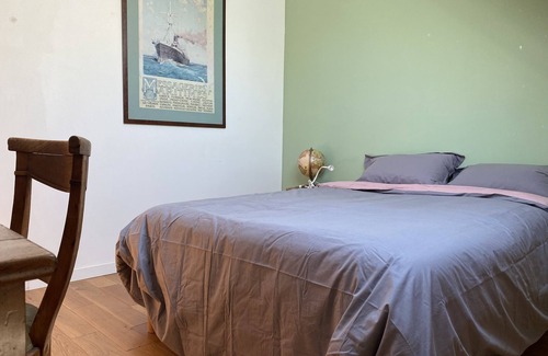 Saint-Fiacre-sur-Maine Bed & Breakfast | Chambre privée Camélia: house with trees facing the river