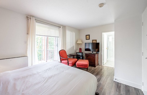 Saint-Sauveur Hotel | Chambre lit Queen avec balcon (25)