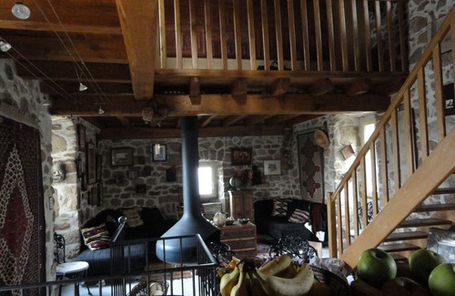 Joyeuse House | Chambres d'hôtes Au creux du Chambon