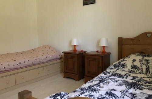 Vulbens House | Chambres individuelles avec partie commune ou logement entier si disponible Via Rhôna