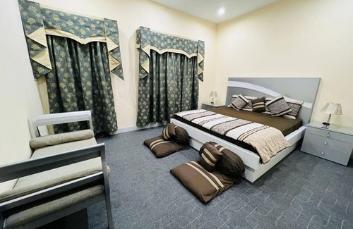 Peshawar Hotel | Chandi Hotel and Apartments