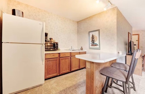 Eagle River Apartment | Chanticleer Inn 43