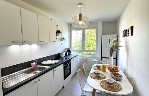 Noyal-sur-Seiche Apartment | CHANTILLY, Cosy apartment, sleeps 6, wifi, metro 5 min walk