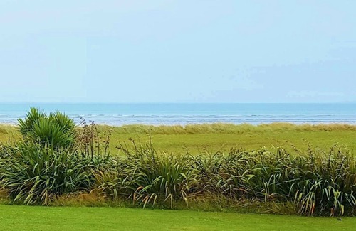 Riverton Cottage | Character Crib, 300m from Riverton's Taramea Bay popular swimming beach!