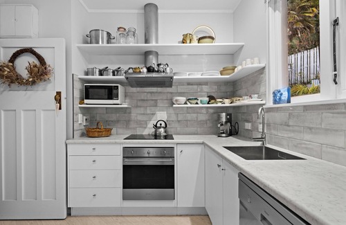 Napier House | Character home, 3mins walk to CBD, quiet space set in lovely gardens.