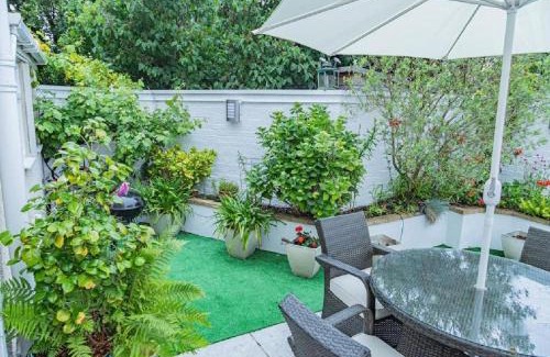Frinton-on-Sea Apartment | Character House in Frinton Minutes from Sea, Beach, Shops and Cafes