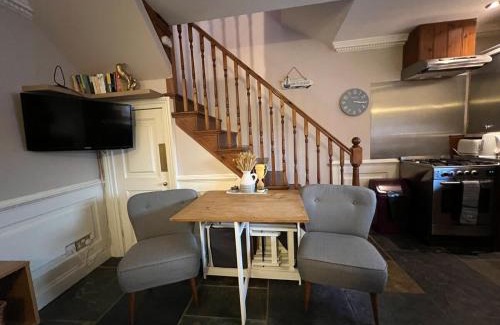 Manningtree House | Characterful & cosy cottage with large double room