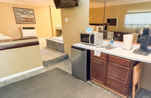 Kerby Condo | Chardonnay Room at Kerbyville Inn