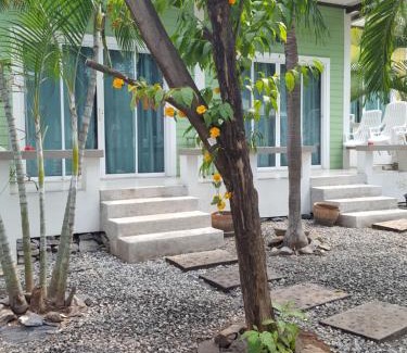 Ko Sichang Resort | Charlie's Bungalows