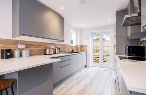 Poole House | Charlotte Cottage - with alfresco dining area!