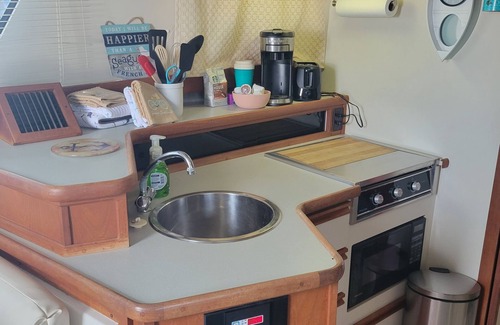 North Carolina Coast Boat Rental | Charlotte Jean - 33ft Cozy Carver Mariner- Unique Stay on the Water