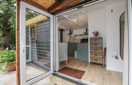 Staplefield Cottage | CHARLTONS HOLLOW CABIN, pet friendly, with hot tub in Bolney