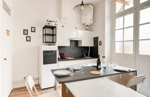 Gorge de Loup Apartment | Charmant 2 pers atypique avec terrasse-métro ValmyCharming 2 people unique