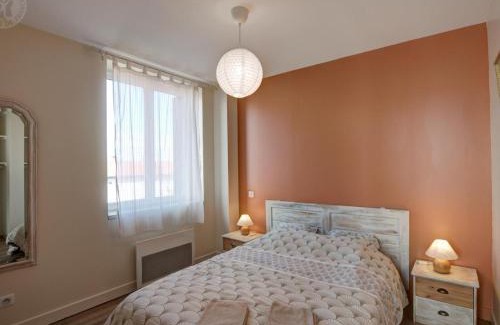Chazelles-sur-Lyon Apartment | Charmant appartement contemporain avec patio cosy et toutes commodités à Chazelles-sur-Lyon - FR-1-496-298