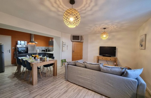 Saint-Galmier Apartment | "Charmant Apt 65m² au Cœur de Saint-Galmier - 2 Chambres, WiFi, Parking Gratuit"