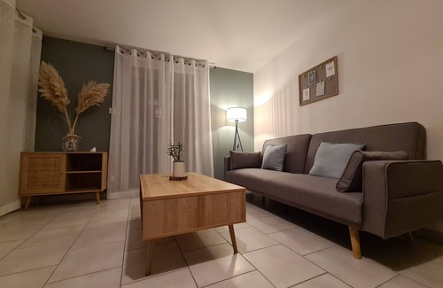 Laroche-Saint-Cydroine House | Charmante Petite Maison
