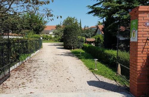 Maringes House | Charmant Gîte dans les Monts du Lyonnais avec Jardin, Terrasse et Confort Moderne - FR-1-496-174