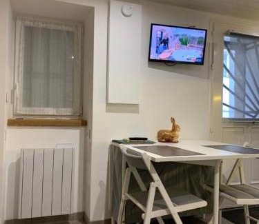 Satillieu House | Charmante petite maison en pierre, avec accès autonome