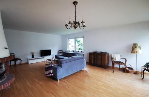 Eiserfeld Apartment | Charmantes Ferienhaus Casa Ella mit Balkon Nähe Kinderklinik