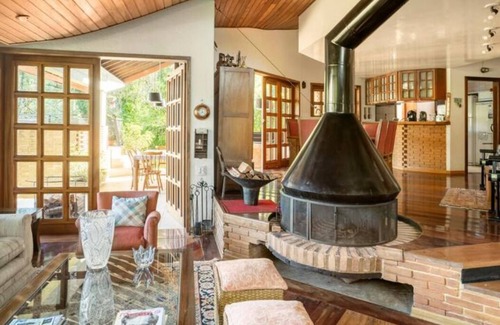 Campos do Jordao Cottage | Charme, Aconchego e Piscina Aquecida, a 5 Minutos do Centro de Campos do Jordão