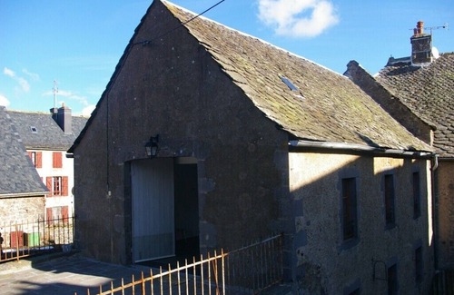 Besse-en-Chandesse House | Charming gite with character