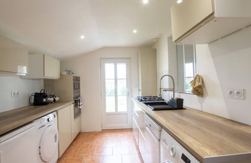 Saint-Aubin-de-Lanquais Cottage | Charming Perigord Cottage with Private Garden, Jacuzzi, and Modern Amenities