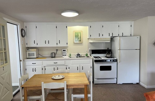 St. Helen House | Charming 1-bedroom 1/2 house in soothing St Helen Hideaway with WiFi