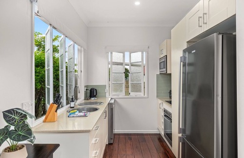 Bald Hills House | Charming 1-Bed Cottage with Garden Retreat