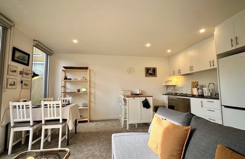 South Melbourne Apartment | Charming 1-bedroom apartment with AC, WiFi in peaceful South Melbourne