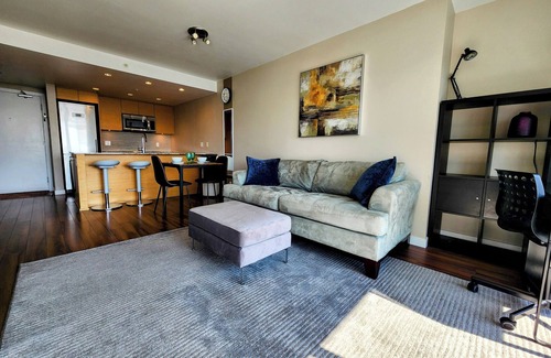 Central Lonsdale Condo | Charming 1-bedroom condo in brilliant North Vancouver with fitness room, WiFi