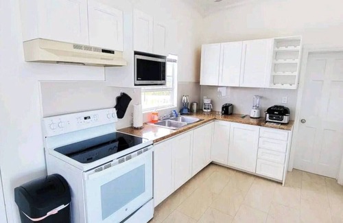 Ocean Point Cottage | Charming 1-bedroom Waterfront cottage in tranquil Chalk Sound