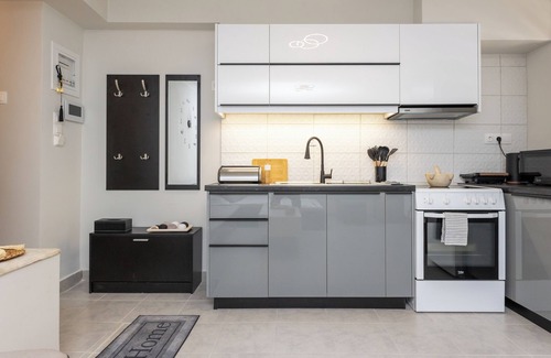 Keratsinion Apartment | Charming 1-bedroom apartment in fabulous Keratsini with WiFi, AC