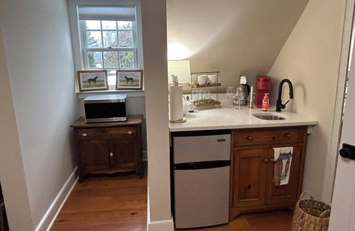 Warrenton Apartment | Charming 1-bedroom apartment in Old Town Warrenton, walkable to Main Street