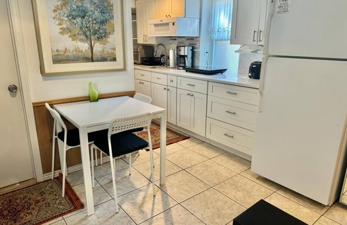 Roslyn Apartment | Charming 1-bedroom beautifully furnished apartment in quaint Roslyn w/Parking