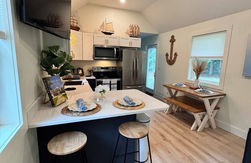 Arundel House | Charming 1-bedroom home in Arundel, conveniently located!