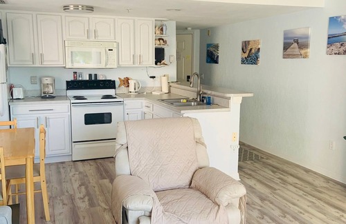 West End Condo | Charming 1-bedroom condo in superb Cayman Brac with pool