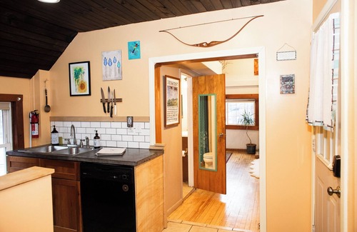 South End House | Charming 1-bedroom loft in Burlington with Treetop Views