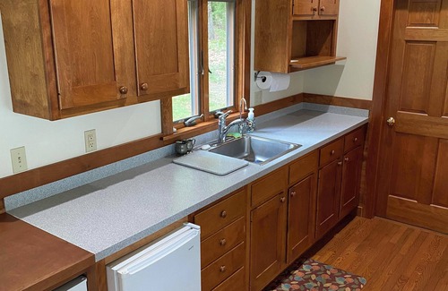 Smithfield Cottage | Charming 1-bedroom lakeside cottage with WiFi and AC in welcoming Smithfield