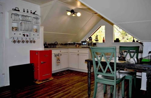 Oxford Other | Charming 1-bedroom loft apartment over barn on animal sanctuary