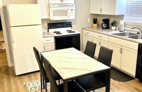 Cedar Rapids - Iowa City Apartment | Charming 1-bedroom apartment with WiFi, AC in brilliant Cedar Rapids